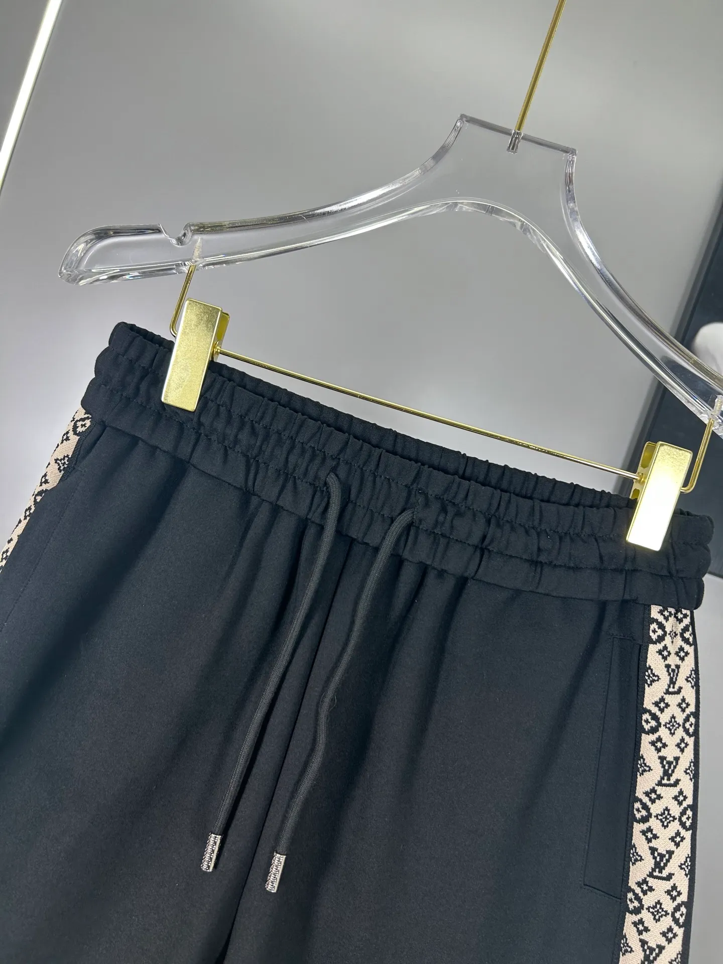 🅿️240 (high-end original specification version) Louis Vuitton LV 2025ss trade channel goods. Ribbon casual sports shorts. An irresistible classic style with a casual and fashionable touch. Simplified proportional tailoring creates a casual and versatile fit. The customer-supplied high-density 400g fabric is different from traditional knitted cotton fabrics. It feels soft and delicate, has a better texture, is comfortable and skin-friendly, anti-wrinkle and breathable. Modern classic urban benchmark with a new image. The drawstring waist design highlights the charm of sports and leisure. It shows the youthful and exuberant expression. Lazy and sexy... Size: S--XXL